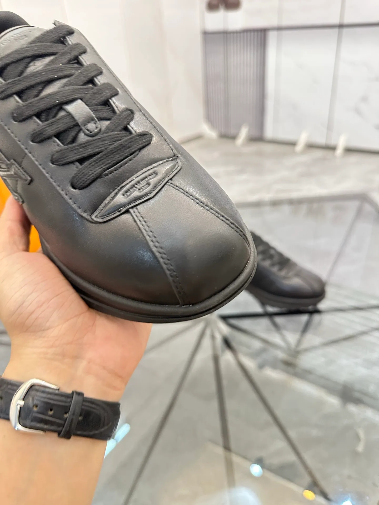 Men's shoes: 💰P700¥ Top quality Product trademark: LV* "Louis Vuitton*" low-top casual shoes Regular size: 35-45 (can be customized to 46) Couple style Product materials: Imported cowhide upper, breathable lining, original outsole. Number: two